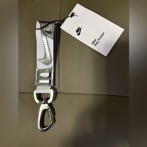BNWT NIKE PREMIUM KEY HOLDER KEYCHAIN KEYRING METALLIC SILVER #HQ6923-013